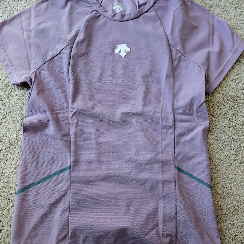 Descente Women Athletic wear workout short sleeve t-shirt Size  US- XS.